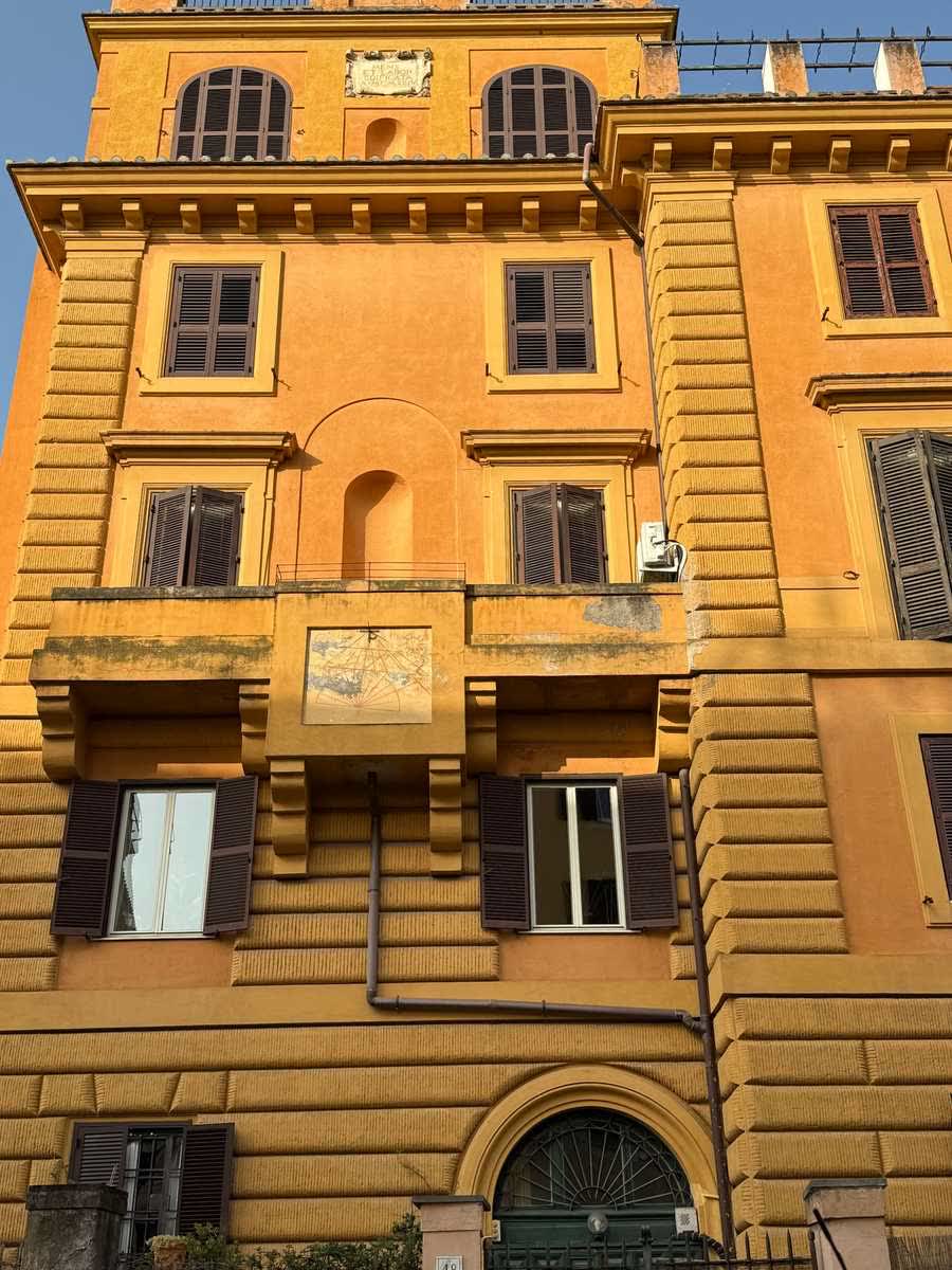 Facciata di un edificio residenziale dopo l'intervento, Verona