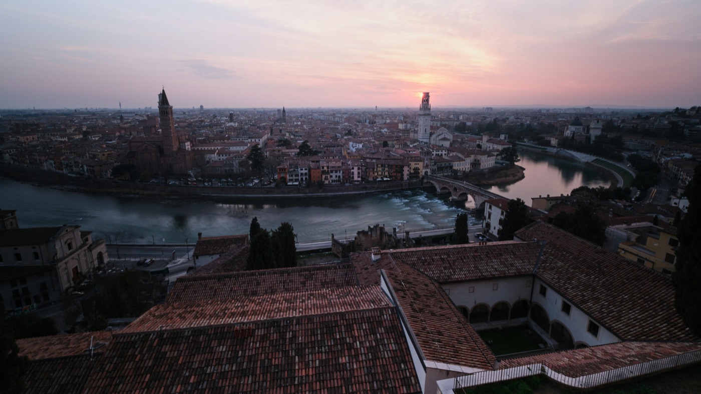 Verona dall'alto al tramonto: l'Adige e i tetti del centro storico